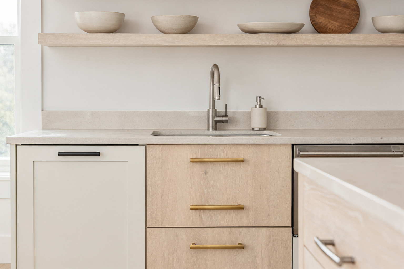How to Style a Neutral Kitchen: A Clear Starting Point section 3 interior styling detail
