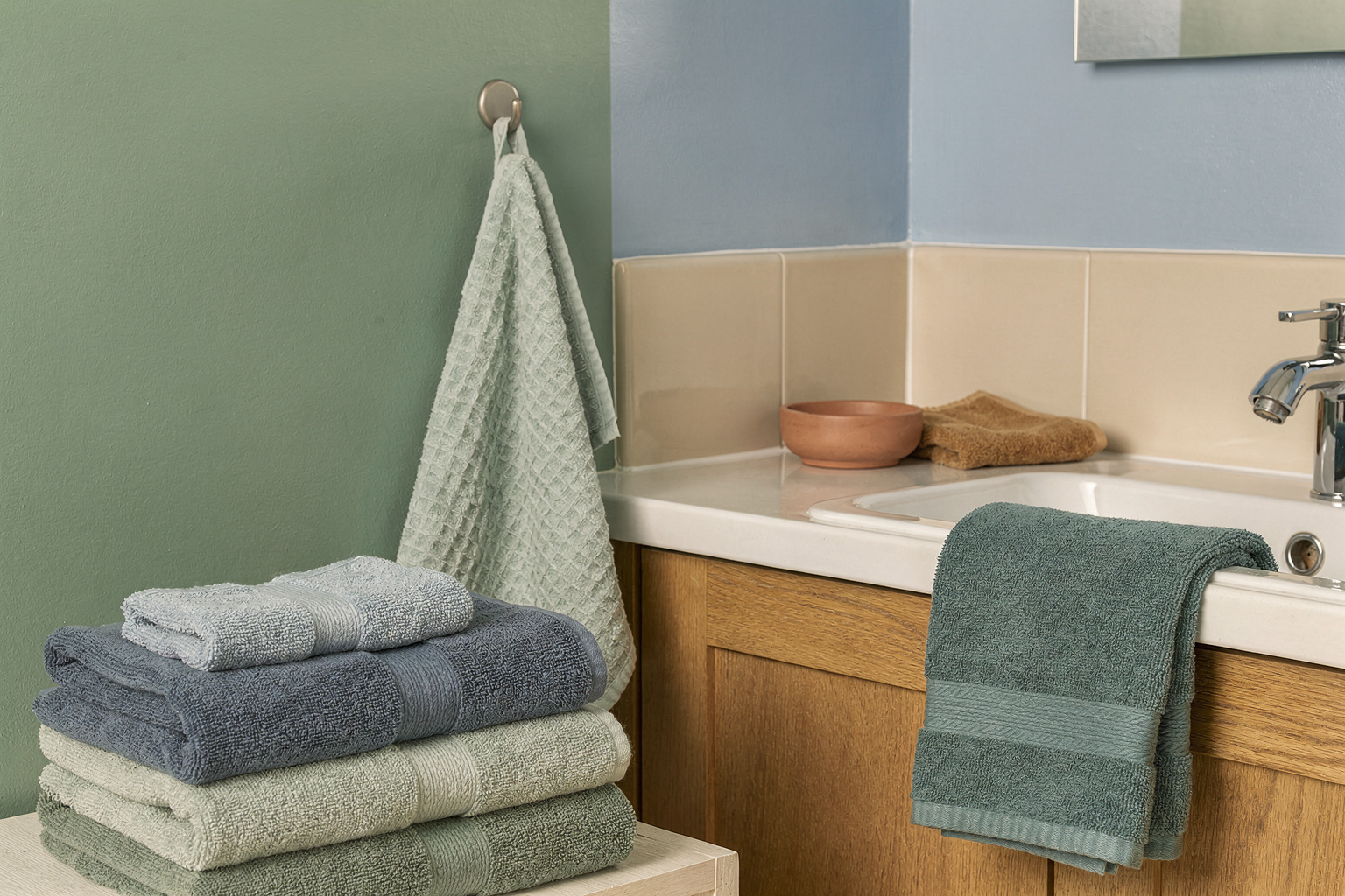 Colors for Tiny Bathroom Decor: A Practical Buying Guide section 2 interior styling detail
